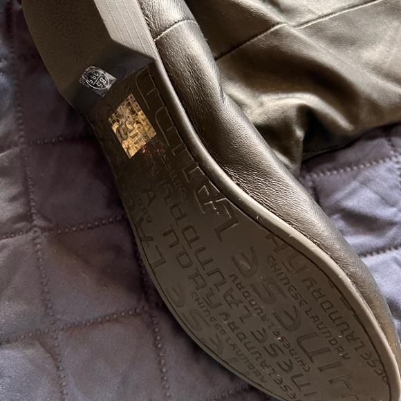 Above knee, black, vegan, Chinese laundry, flat boot, fits a thicker calf - Picture 3 of 5